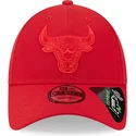 justerbar-rod-bojd-keps-med-rod-logotyp-9forty-repreve-outline-av-chicago-bulls-nba-fran-new-era