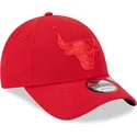 justerbar-rod-bojd-keps-med-rod-logotyp-9forty-repreve-outline-av-chicago-bulls-nba-fran-new-era