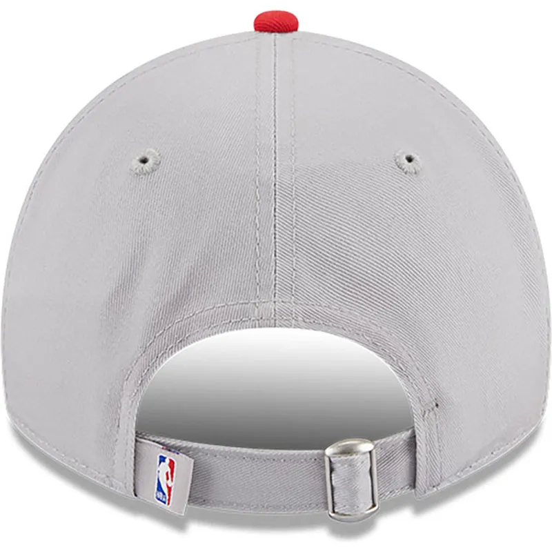 cappellino-curvo-grigio-e-rosso-regolabile-9twenty-tip-off-2023-dei-houston-rockets-nba-di-new-era