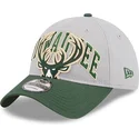 gra-och-gron-bojd-keps-justerbar-9twenty-tip-off-2023-fran-milwaukee-bucks-nba-av-new-era