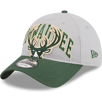 Grå och grön böjd keps justerbar 9TWENTY Tip Off 2023 från Milwaukee Bucks NBA av New Era