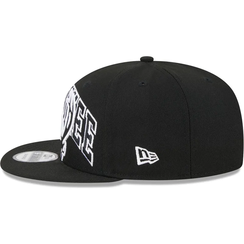 cappellino-piatto-nero-snapback-9fifty-tip-off-2023-dei-milwaukee-bucks-nba-di-new-era