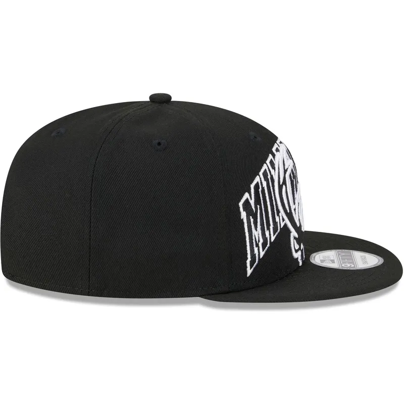 cappellino-piatto-nero-snapback-9fifty-tip-off-2023-dei-milwaukee-bucks-nba-di-new-era