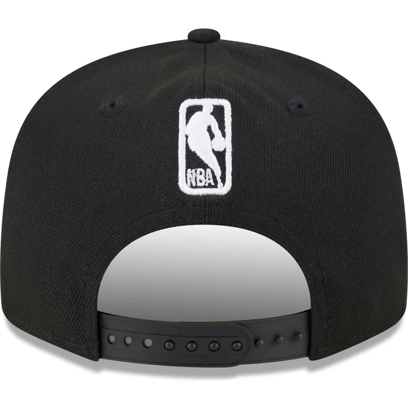 cappellino-piatto-nero-snapback-9fifty-tip-off-2023-dei-milwaukee-bucks-nba-di-new-era