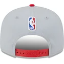cappello-snapback-grigio-e-rosso-9fifty-tip-off-2023-dei-chicago-bulls-nba-di-new-era
