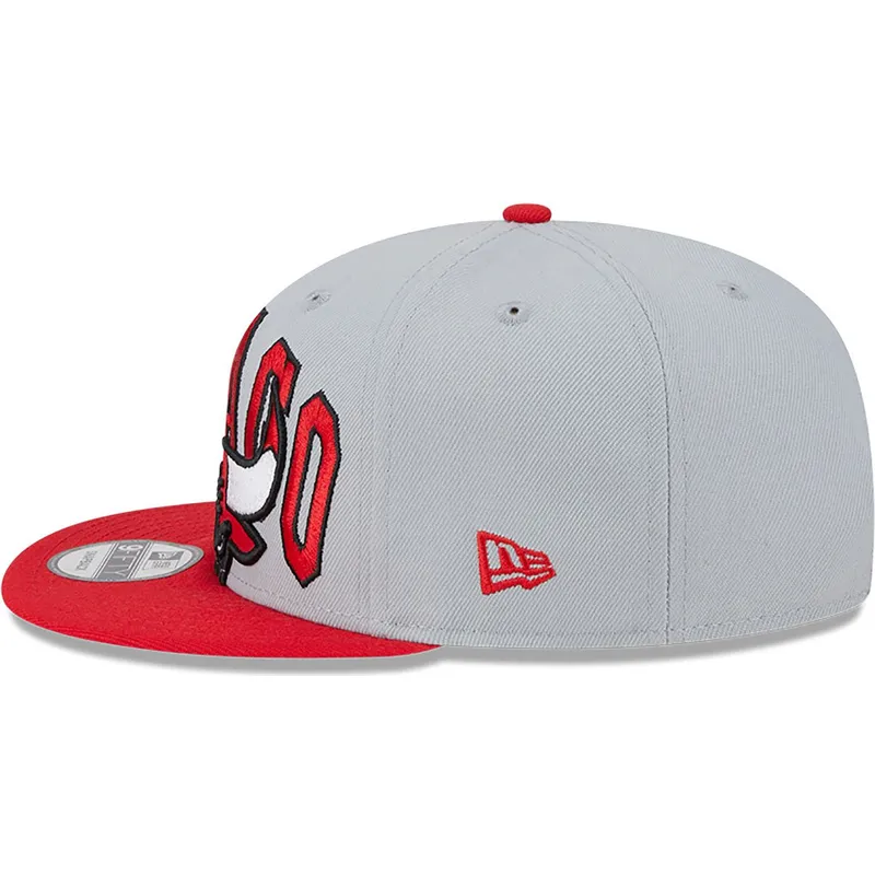 cappello-snapback-grigio-e-rosso-9fifty-tip-off-2023-dei-chicago-bulls-nba-di-new-era