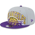 gra-och-lila-platt-keps-snapback-9fifty-tip-off-2023-los-angeles-lakers-nba-fran-new-era
