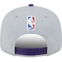 cappello-piatto-grigio-e-viola-snapback-9fifty-tip-off-2023-dei-los-angeles-lakers-nba-di-new-era