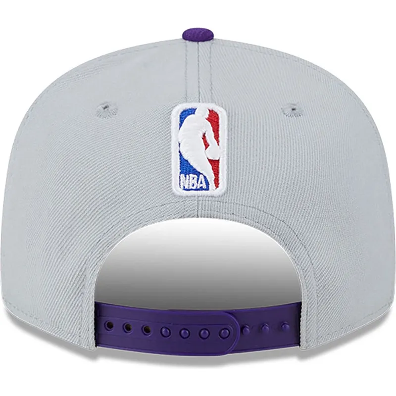 cappello-piatto-grigio-e-viola-snapback-9fifty-tip-off-2023-dei-los-angeles-lakers-nba-di-new-era