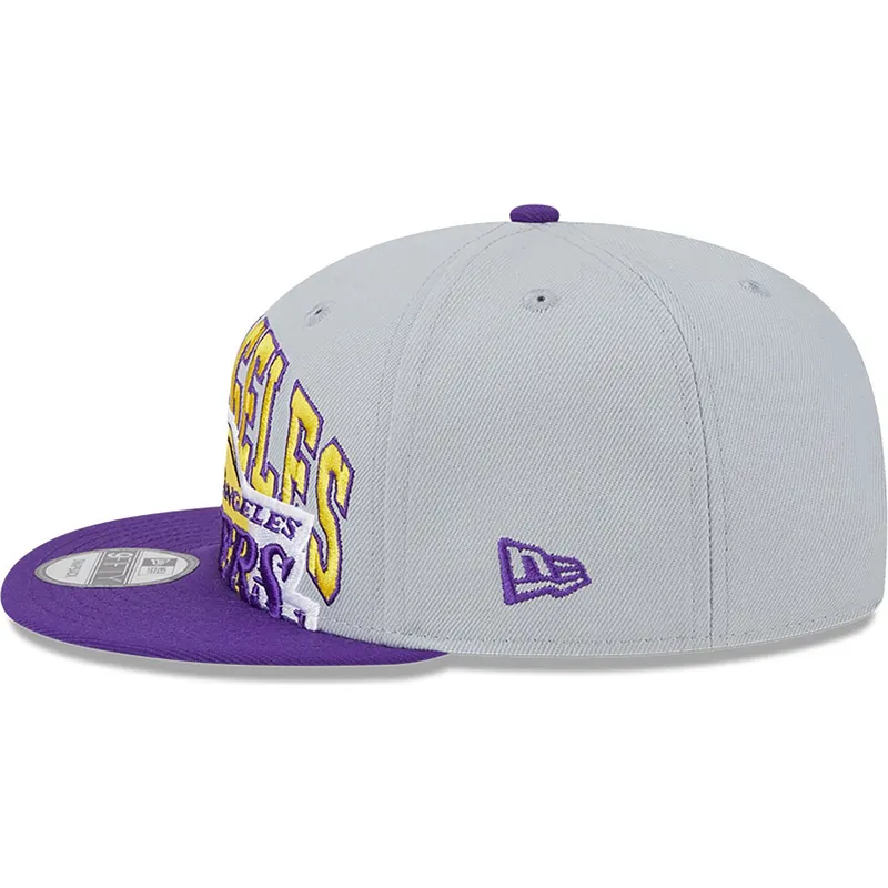 cappellino-piatto-grigio-e-viola-snapback-9fifty-tip-off-2023-los-angeles-lakers-nba-di-new-era