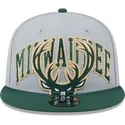 gorra-plana-gris-y-verde-snapback-9fifty-tip-off-2023-de-milwaukee-bucks-nba-de-new-era