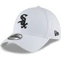 biala-czapka-z-zakrzywionym-daszkiem-regulowana-z-czarnym-logo-chicago-white-sox-mlb-9twenty-core-classic-od-new-era