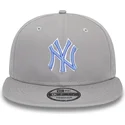 casquette-plate-grise-snapback-avec-logo-bleu-9fifty-outline-new-york-yankees-mlb-new-era