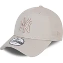 beige-justerbar-bojd-keps-med-beige-logotyp-9forty-league-essential-poly-new-york-yankees-mlb-fran-new-era