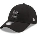schwarze-verstellbare-curved-cap-mit-schwarzem-logo-9forty-pop-outline-der-new-york-yankees-mlb-von-new-era