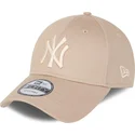 cappellino-curvo-beige-regolabile-con-logo-beige-9forty-league-essential-dei-new-york-yankees-mlb-di-new-era