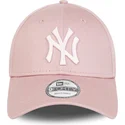 rosa-justerbar-keps-med-bojd-skarm-och-rosa-logotyp-9forty-league-essential-fran-new-york-yankees-mlb-av-new-era