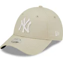 bezowa-zakrzywiona-regulowana-czapka-damska-9forty-league-essential-new-york-yankees-mlb-od-new-era