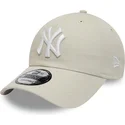 gorra-curva-beige-ajustable-9twenty-league-essential-de-new-york-yankees-mlb-de-new-era