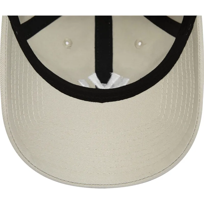 verstellbare-beige-9twenty-league-essential-kappe-mit-gebogenem-schirm-der-new-york-yankees-mlb-von-new-era