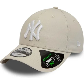 Cappellino curvo beige regolabile 9FORTY REPREVE League Essential di New York Yankees MLB di New Era
