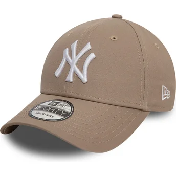 Cappellino curvo marrone chiaro regolabile 9FORTY League Essential dei New York Yankees MLB di New Era