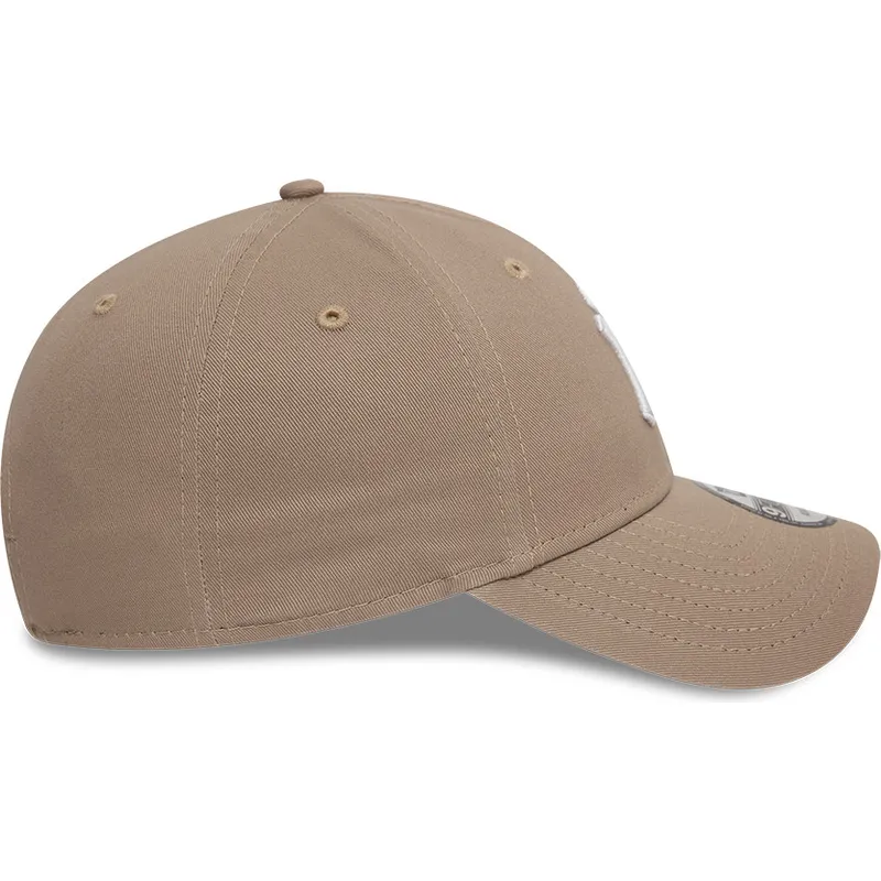 cappellino-curvo-marrone-chiaro-regolabile-9forty-league-essential-dei-new-york-yankees-mlb-di-new-era