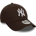 ciemnobrazowa-regulowana-czapka-z-zakrzywionym-daszkiem-9forty-league-essential-new-york-yankees-mlb-new-era