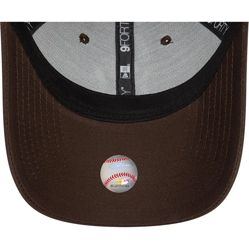 cappellino-visiera-curva-marrone-scuro-regolabile-9forty-league-essential-di-new-york-yankees-mlb-di-new-era