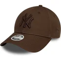 ciemnobrazowa-regulowana-czapka-z-daszkiem-z-ciemnobrazowym-logo-dla-kobiet-9forty-league-essential-new-york-yankees-mlb-new-era
