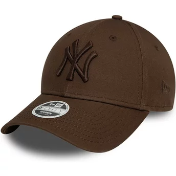 Casquette courbée marron foncé ajustable avec logo marron foncé pour femme 9FORTY League Essential New York Yankees MLB New Era