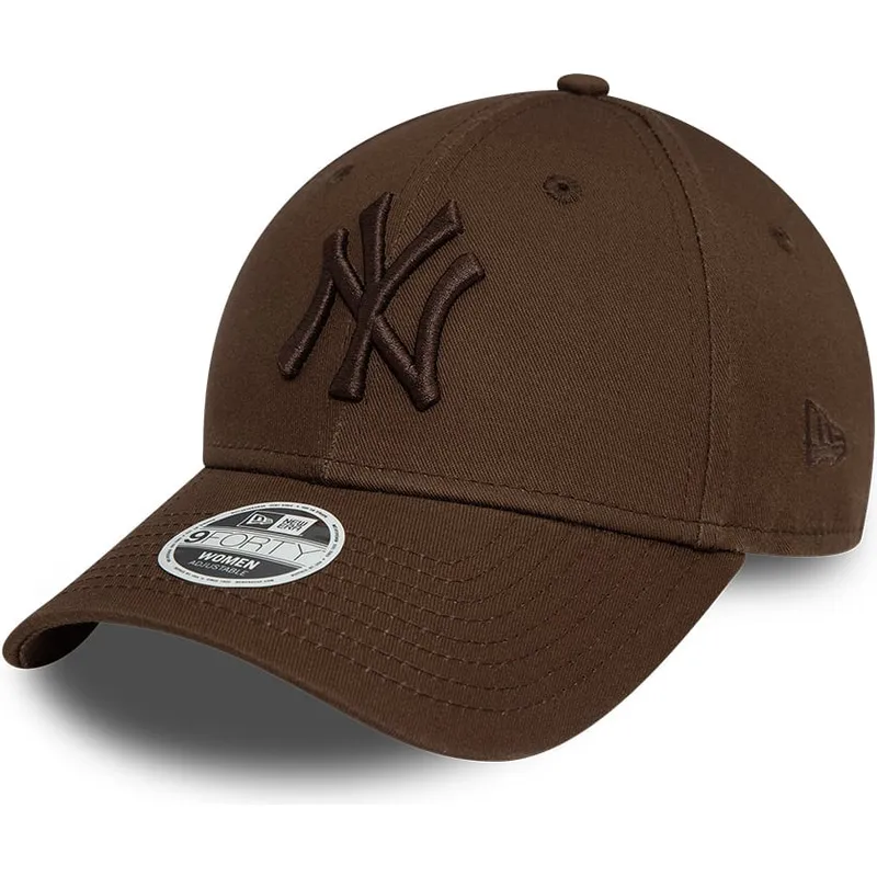 9forty-league-essential-verstellbare-dunkelbraune-kappe-mit-gebogenem-schirm-und-dunkelbraunem-logo-fur-damen-new-york-yankees-m