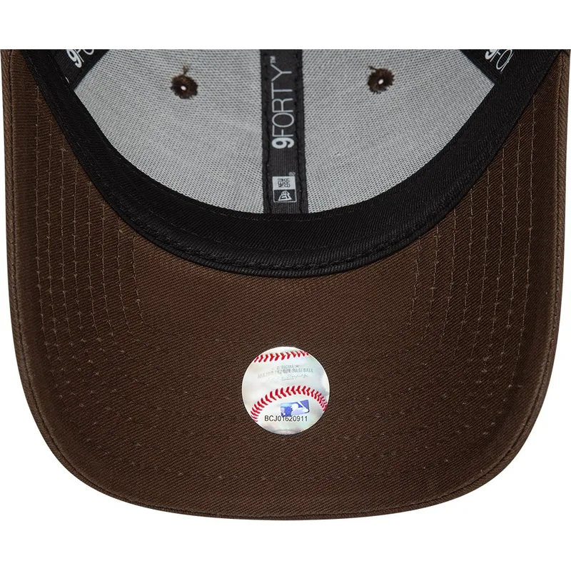 morkbrun-justerbar-kurvad-keps-med-morkbrun-logotyp-for-dam-9forty-league-essential-fran-new-york-yankees-mlb-av-new-era