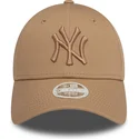 9forty-league-essential-new-york-yankees-mlb-di-new-era-cappellino-curvo-regolabile-marrone-chiaro-con-logo-marrone-chiaro-da-do