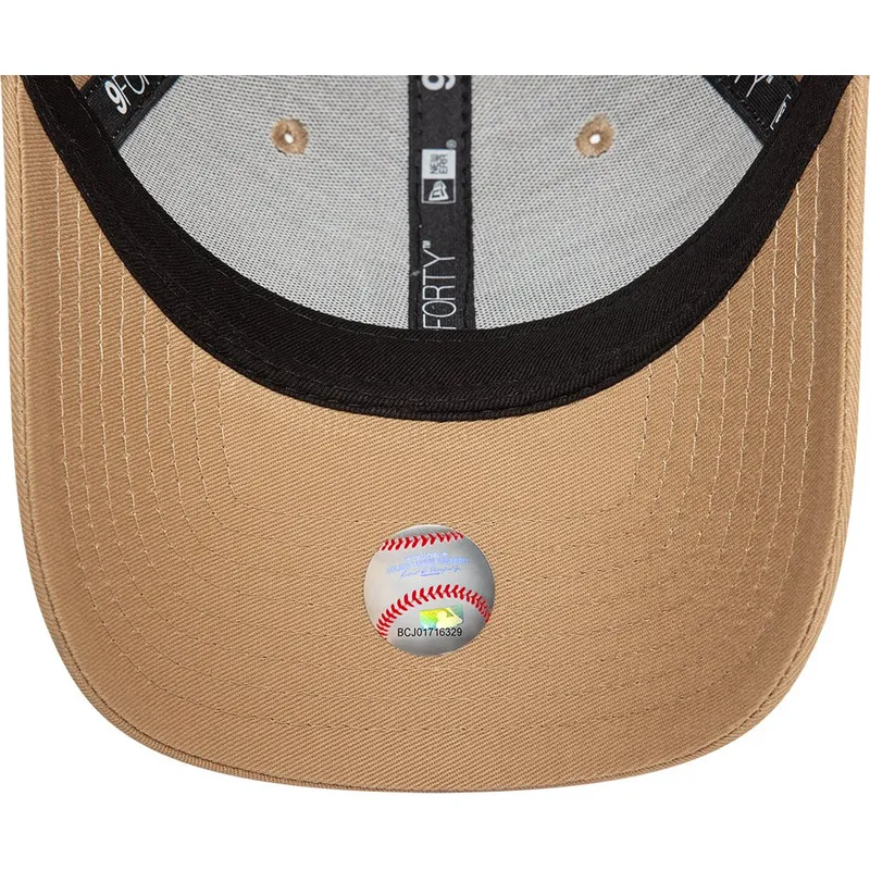 9forty-league-essential-new-york-yankees-mlb-di-new-era-cappellino-curvo-regolabile-marrone-chiaro-con-logo-marrone-chiaro-da-do