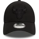svart-justerbar-kurvad-keps-med-svart-logotyp-9forty-essential-fran-chicago-bulls-nba-av-new-era