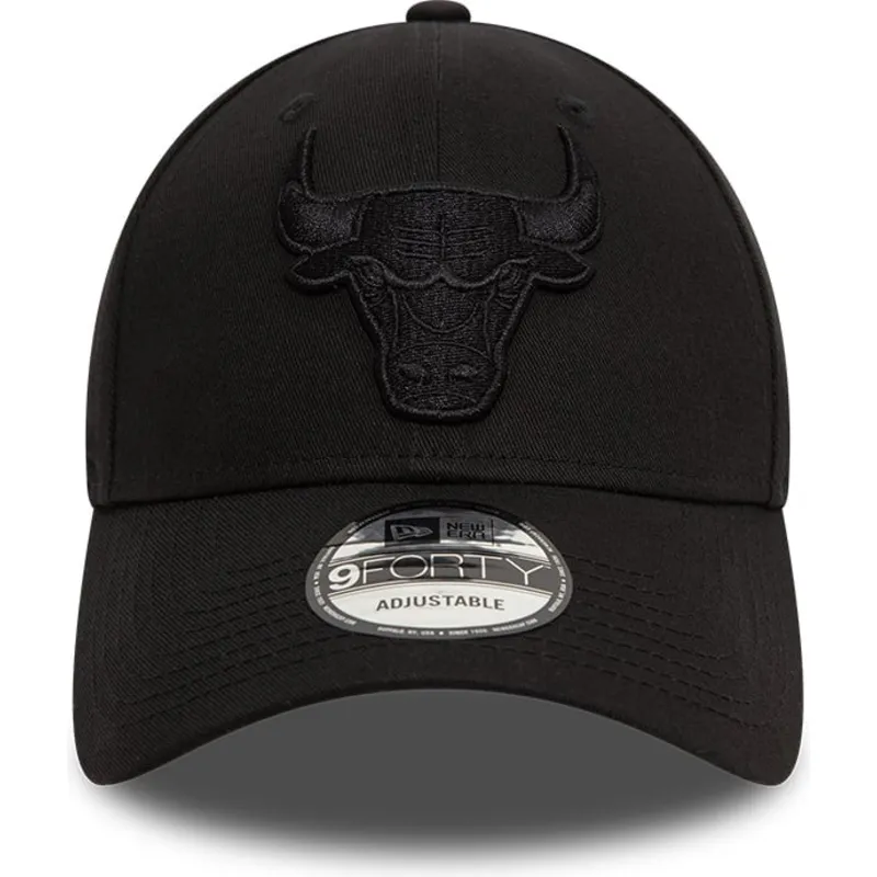schwarze-verstellbare-kappe-mit-gebogenem-schirm-und-schwarzem-logo-9forty-essential-der-chicago-bulls-nba-von-new-era