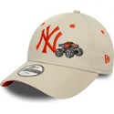 bezowa-regulowana-czapka-z-daszkiem-z-pomaranczowym-logo-dla-dzieci-9forty-graphic-monster-truck-new-york-yankees-mlb-od-new-era