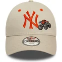 bezowa-regulowana-czapka-z-daszkiem-z-pomaranczowym-logo-dla-dzieci-9forty-graphic-monster-truck-new-york-yankees-mlb-od-new-era