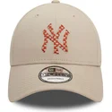 beige-verstellbare-curved-cap-9forty-seasonal-infill-der-new-york-yankees-mlb-von-new-era