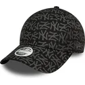 verstellbare-schwarze-damenkappe-mit-gebogenem-schirm-9forty-monogram-der-new-york-yankees-mlb-von-new-era