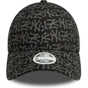 svart-justerbar-kurvad-keps-for-dam-9forty-monogram-fran-new-york-yankees-mlb-av-new-era
