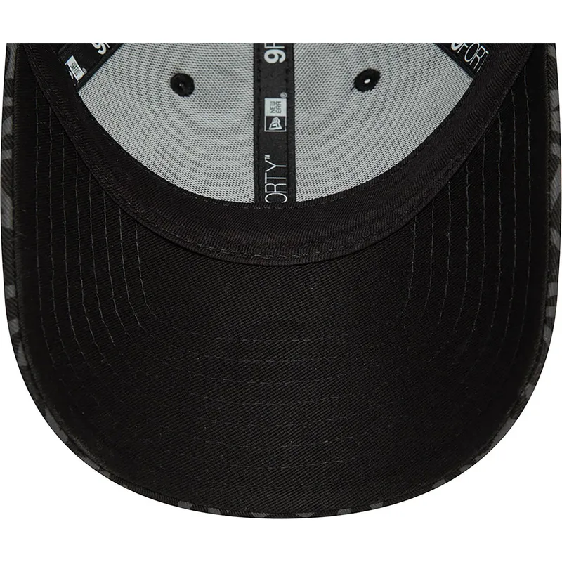 verstellbare-schwarze-damenkappe-mit-gebogenem-schirm-9forty-monogram-der-new-york-yankees-mlb-von-new-era