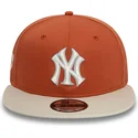 gorra-plana-marron-y-beige-snapback-9fifty-patch-de-new-york-yankees-mlb-de-new-era