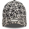 verstellbare-9forty-monogramm-kappe-in-beige-und-schwarz-der-new-york-yankees-mlb-von-new-era