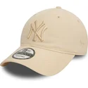 gorra-curva-beige-ajustable-con-logo-beige-9twenty-league-essential-de-new-york-yankees-mlb-de-new-era