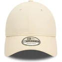 gorra-curva-beige-ajustable-con-logo-rojo-9forty-essential-de-new-era