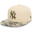 gorra-plana-beige-snapback-con-logo-verde-para-nino-9fifty-contrast-de-new-york-yankees-mlb-de-new-era