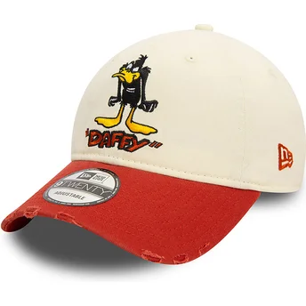 Gorra curva beige y roja ajustable 9TWENTY Washed de Pato Lucas Looney Tunes de New Era