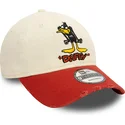 gorra-curva-beige-y-roja-ajustable-9twenty-washed-de-pato-lucas-looney-tunes-de-new-era